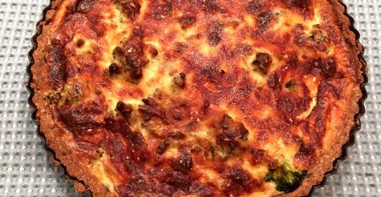 Безглютеновый киш с лососем и брокколи