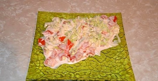 Салат из помидоров и пекинской капусты