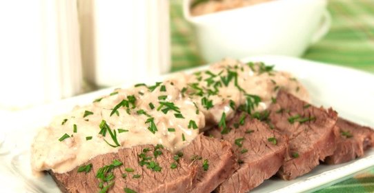 Говядина, запеченная в рукаве, с грибным соусом