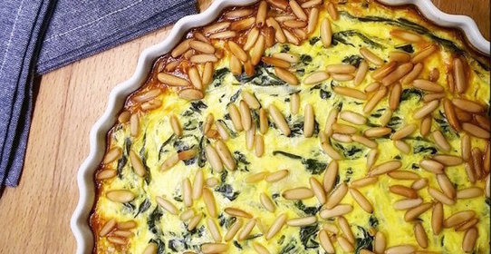 Киш со шпинатом и кедровыми орешками без теста