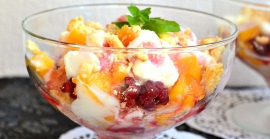 Десерт из мороженого с персиками и малиной