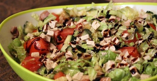 Салат с овощами, курицей и сыром тофу