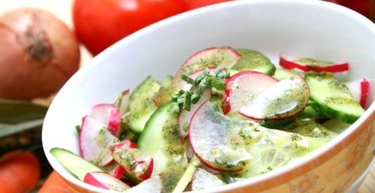 Огуречный салат с редисом, мятой и фетой