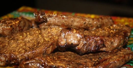 Стейки из мраморной говядины на решетке на мангале