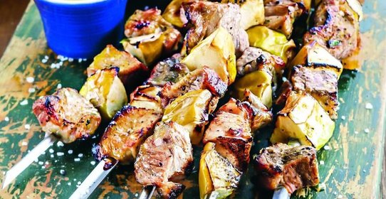 Шашлык из свиной лопатки с яблоками