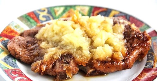 Мясо под ананасами в духовке