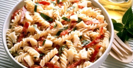 Салат из макарон с овощами