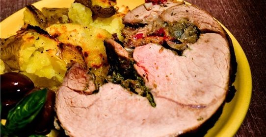 Свинина, запеченная со сливами