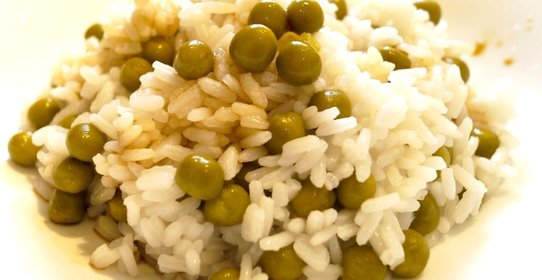 Рис с зеленым горошком