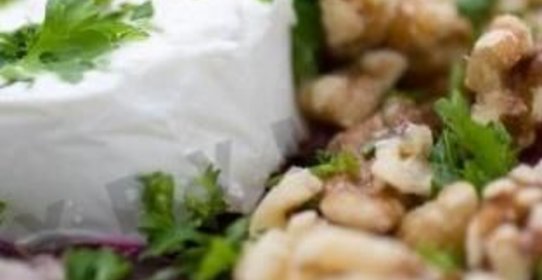 Салат с печеной фетой и грецкими орехами