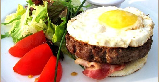 Рубленые бифштексы с деревенским яйцом