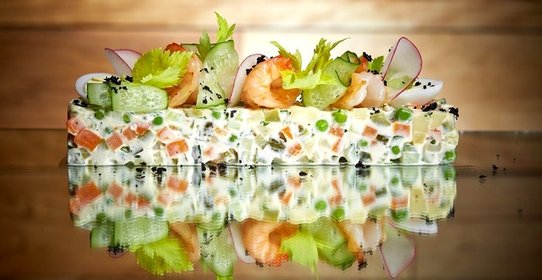 Салат оливье с креветками и зеленым тобико