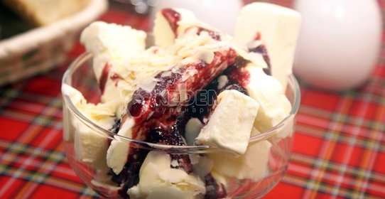 Мороженое с брусничным джемом