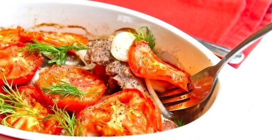 Мясо в духовке с помидорами