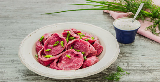 Розовые пельмени с творогом и зеленью