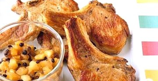 Свиные отбивные с яблоками и изюмом