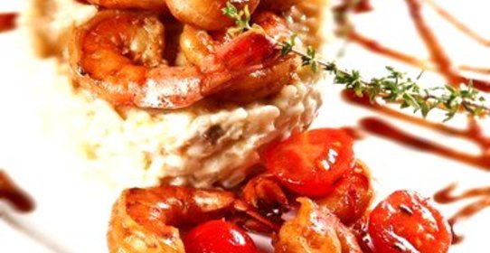 Остро-пряные креветки с имбирем, чили, томатами и кокосом