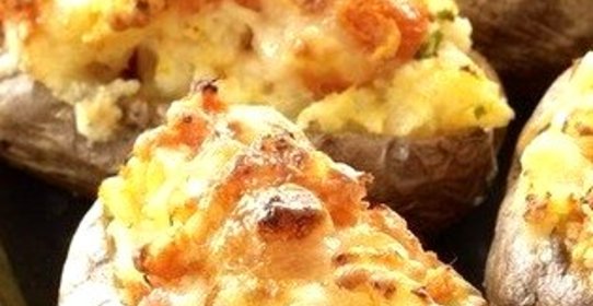 Запеченый картофель с гаудой и сметаной