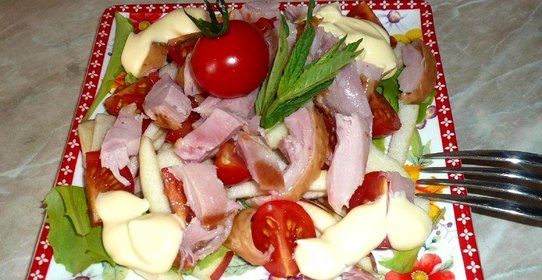 Салат с копченым куриным мясом и черри