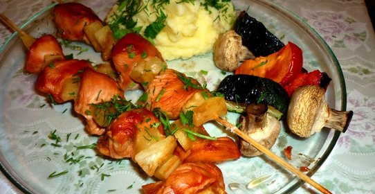 Куриный шашлык по‑домашнему с грибами и ананасами