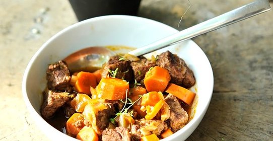 Говядина в вине с овощами