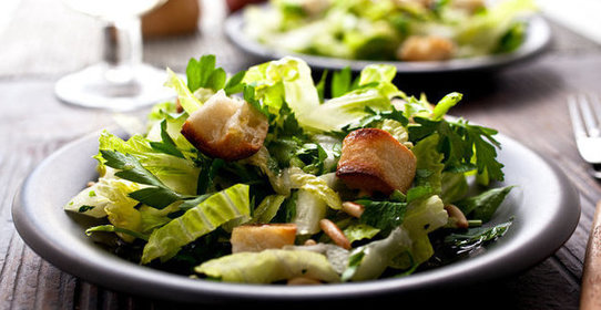 Салат-романо с петрушкой и крутонами