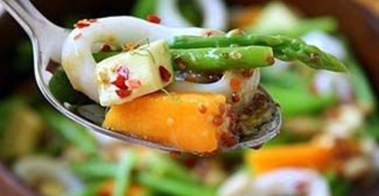 Салат из кальмаров со спаржей, манго и авокадо