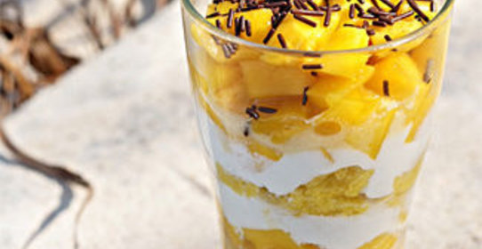 Трайфл с манго и йогуртом