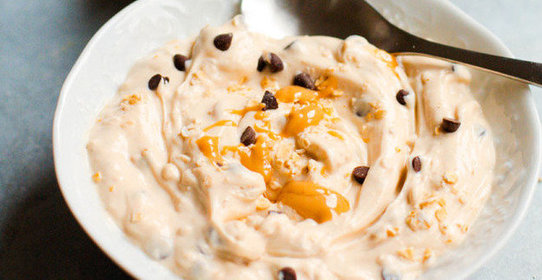 Йогурт с овсяными хлопьями и арахисовым пюре