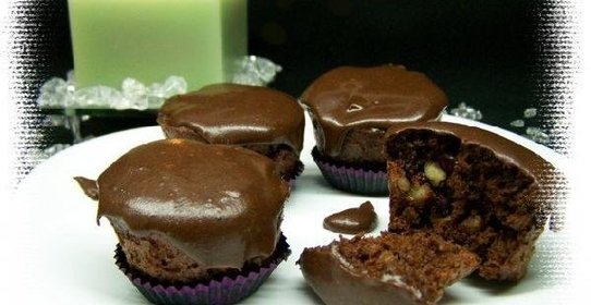 Шоколадные маффины с орехами и клюквой