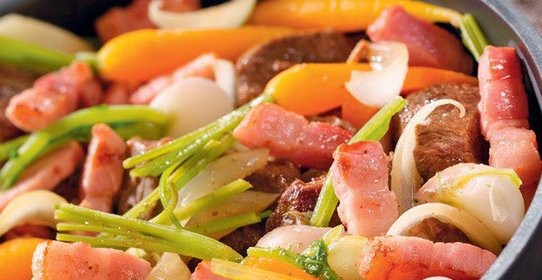 Говядина с беконом и овощами