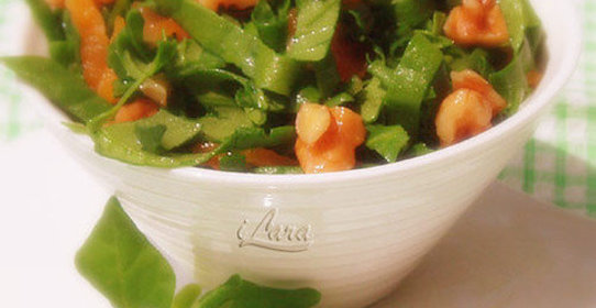 Салат из шпината, кураги и грецких орехов