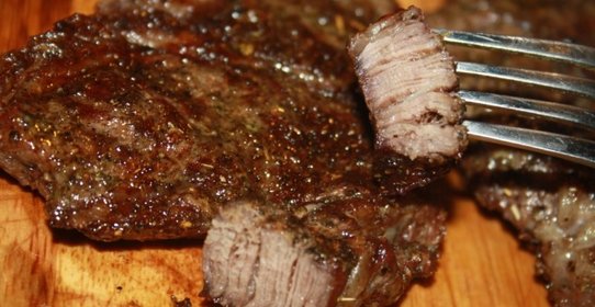 Гриль-говядина на решетке на мангале