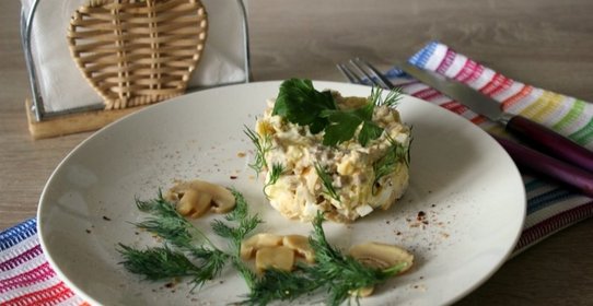 Мясной салат с сыром и грибами
