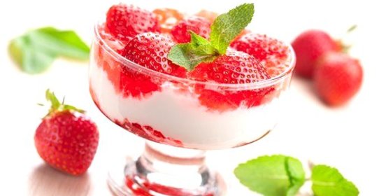 Холодный ягодный десерт с пахтой и медом