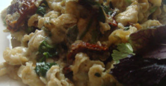 Яичница с вялеными помидорами