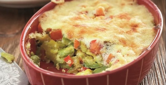 Запеченное авокадо с томатами под яичным соусом