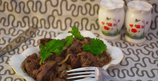 Печень с луком тушеная