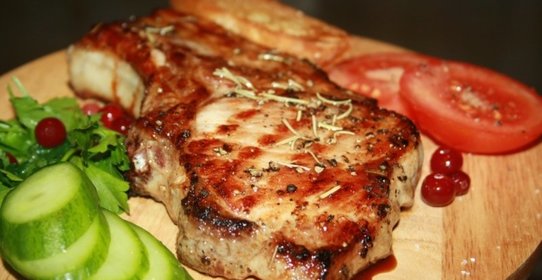 Сочный свиной стейк