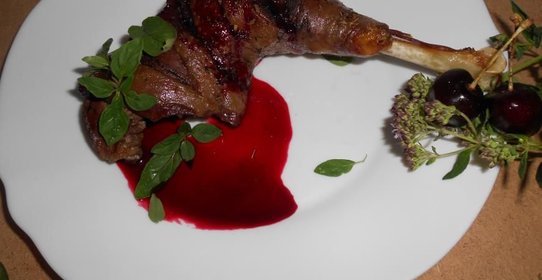 Утиная ножка с вишневым соусом