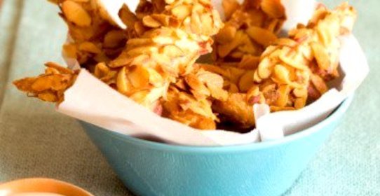 Куриные кусочки в панировке из миндаля с коричневым рисом