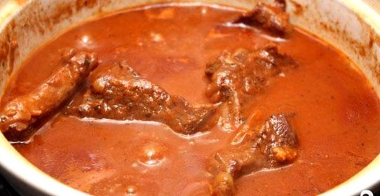 Тушеная говядина в томатном соусе