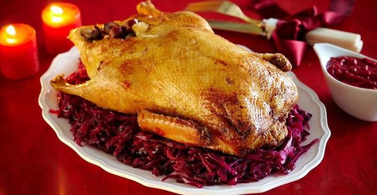 Запеченный гусь с каштанами, грушами и тушеной красной капустой