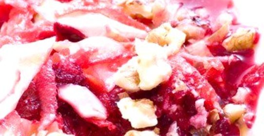 Салат из красной капусты с зеленым яблоком, брусничным джемом и жареными грецкими орехами