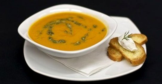 Морковный крем-суп с соусом песто