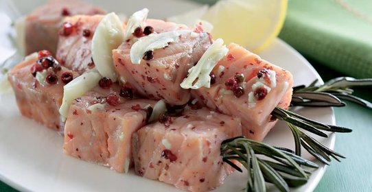 Розмариновые шашлычки из форели с овощным салатом