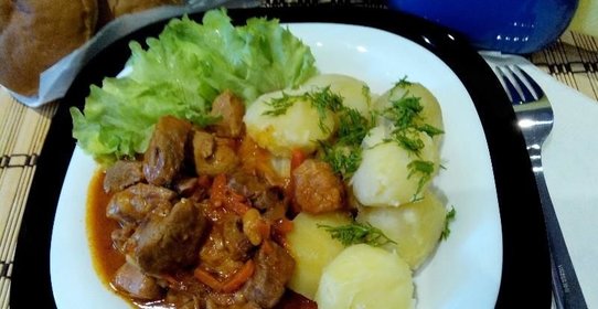 Гуляш из говядины в мультиварке