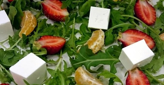 Салат с рукколой,клубникой,мандаринами и фетой
