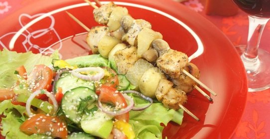 Куриный шашлык с острым салатом