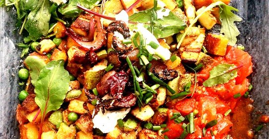 Теплый салат из тыквы сквош с зеленым горошком, сливочным сыром и карамелизированным луком